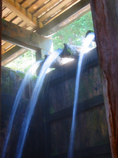 白布温泉 西屋の湯滝(打たせ湯)